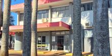 Jovem bate moto em caminhonete e morre na madrugada