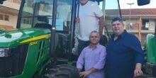 Pequenos produtores recebem trator em Dourados