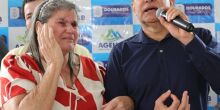 Moradores recebem escritura e ganham energia