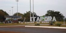 Entregador morre ao bater moto em árvore