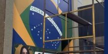 Bandeira do Brasil e Bolsonaro são alvos de ações