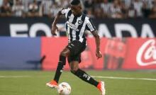 Botafogo supera Vitória para abrir vantagem na competição