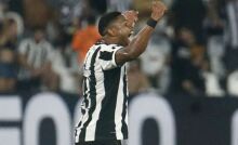 Botafogo vence LDU e respira na luta por vaga nas oitavas