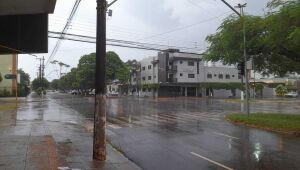 Chuva deixa semáforo sem sinalização no centro de Dourados
