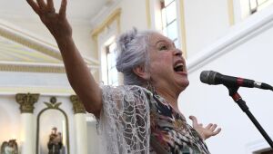 Artista campo-grandense Tetê Espíndola comemora 70 anos nesta segunda-feira