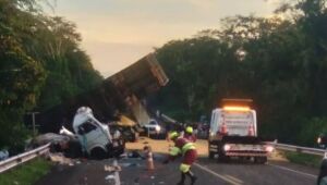 Cinco morrem em acidente entre duas carretas, caminhão e carro na BR-163 em Campo Grande