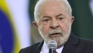 Lula processa comentarista política