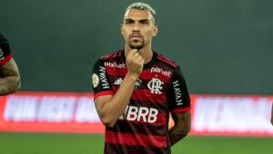 Jogador do Flamengo é roubado após título do Carioca: "Colocaram fuzil na minha cara"