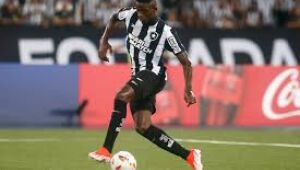 Botafogo supera Vitória para abrir vantagem na competição
