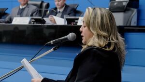 Lia pede tela interativa para escola estadual em Caarapó