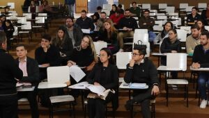 Prefeito empossa 36 novos médicos em Dourados