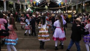 Quadrilhas animam Festa Junina de Dourados