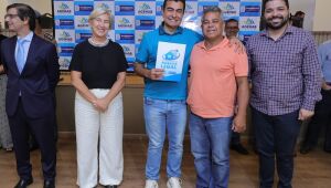 Prefeitura entrega mais títulos em Dourados