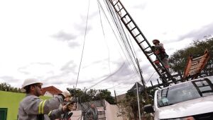 Prefeitura notifica e começa a desobstruir cidade de fios