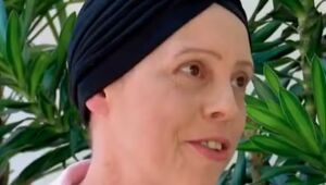 Paciente faz crochê enquanto retira tumor do cérebro