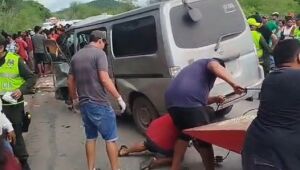 Van conduzida por menor mata 12 pessoas 