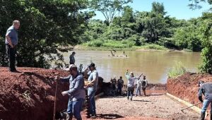 Zé Teixeira acompanha obras do novo descedor de barcos no Rio Dourado
