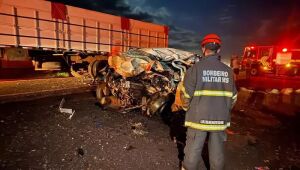 Três morrem em colisão de carro com carreta
