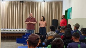 Gleice Jane entrega emenda para aquisição de projetores em escola 