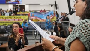 Gleice lê manifesto contra desconto de 14%