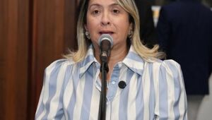 Lia homenageia Dr Ronaldo em Centro de Especialidades