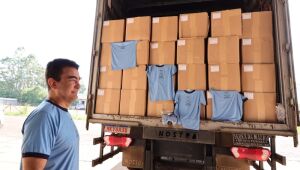 Prefeito entrega kit escolar no primeiro dia de aula