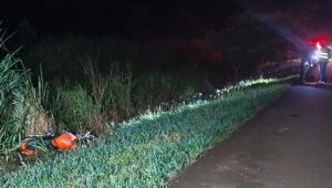 Motociclista morre ao colidir com caminhão na pista