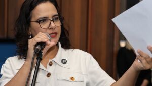 Gleice alerta sobre prazo para convocar professores 