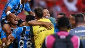 Grêmio chega a 44 títulos no empate com Inter