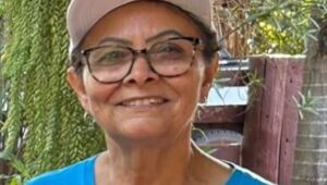 Zé Teixeira homenageia artesã que transforma fibras em inclusão