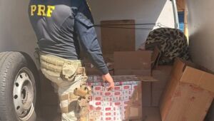 Van é apreendida com 11 mil pacotes de cigarros