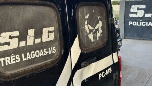 Homem abusa de criança para fotos pornográficas 