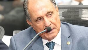 Zé Teixeira pede reparos para escola Reis Veloso