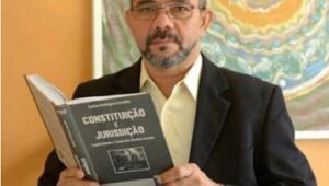 Professor lança nova edição de interpretação do Direito