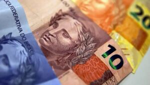 Aposentados do INSS começam a receber 13o. salário