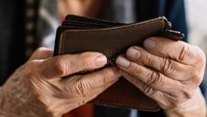 Homem é condenado por extorquir e agredir a mãe