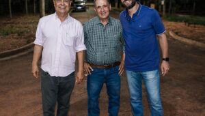 Zé Teixeira e Nelsinho viabilizam pavimentação em Deodápolis