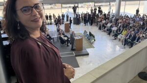 Gleice participa de assinatura de R$ 1 bi para MS