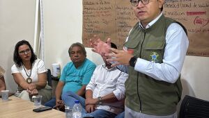 Gleice Jane recepciona ministro com água para aldeias