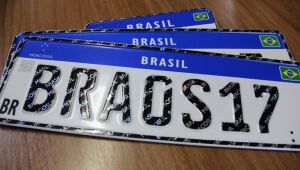 Projeto devolve as placas 'normais' de carros