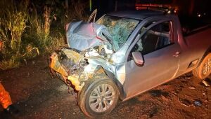 Motorista morre após batida entre caminhonete e carreta na MS-276