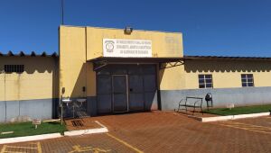 Interno quebra parede de cela e ataca detento 