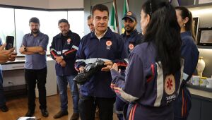 Prefeitura entrega uniformes para equipe do Samu após oito anos sem reposição