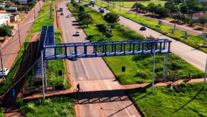 Moradores aguardam por segurança para atravessar rodovia