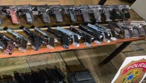 Operação apreende pistolas e carregadores de fuzis