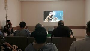 Cassems usa cinema no cuidado a pacientes oncológicos