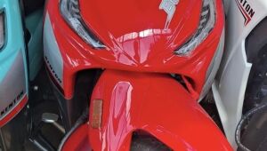 Ladrões levam moto de trabalhadora à luz do dia