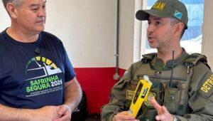 Agentes do Detran orientam trabalhadores de empresa