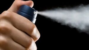 Mulher pode usar spray de pimenta contra agressor