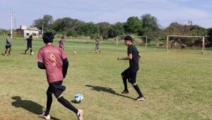 Prefetura cria escolinhas de futebol suiço e handebol nas aldeias